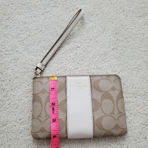 Coach Signature Corner Zip Wristlet in Light Khaki/Chalk
